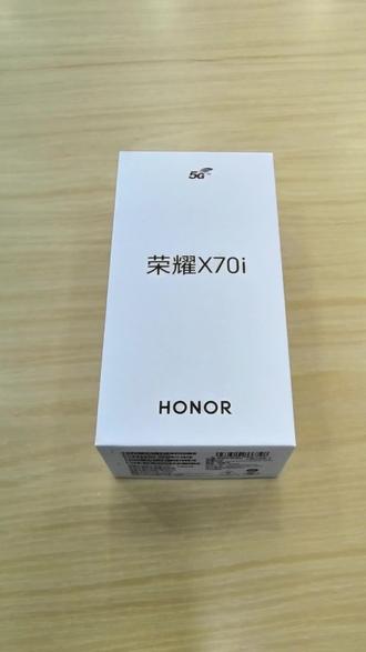 荣耀X70i,一上手就被它轻薄的机身惊艳到,仅7.29mm厚、178.5g重 ,拿在手里毫无负担。6.7英寸的OLED直屏显示清晰,120Hz刷新率让页面滑动十分顺滑,3840Hz高频PWM调光看着也很护眼。
侧边的AI拍照键也特别实用,按一下就能快速启动相机,再按一下拍照,长按还能录像,滑动就能变焦,操作比普通手机方便太多。1亿像素主摄成像清晰,色彩还原度高,日常拍摄完全能满足。
内置的6000mAh大电池也很给力,感觉充一次电能用很久,35W快充回血速度也不错。而且它还有全场景NFC ,坐公交、刷门禁轻松搞定。
荣耀X70i性价比真挺高,很值得入手。
#荣耀手机 #荣耀x70i #带拍照按键 #性价比手机推荐