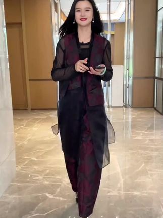 衣服最美的样子是穿在你身上,自信,自由向上的你,真的很有魅力#穿出高级感 #秋冬新款 #时尚套装
