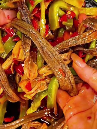 湖南特色香辣贡菜鹿茸菇,脆嫩爽口,香香 辣辣超好吃!#太好吃了 #解馋 #鹿茸菇 #贡菜 @DOU+小助手