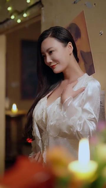 从傻子到救世主 林天摔傻后意外撞破吊坠秘密,觉醒医武传承,告别痴傻过往。他凭超凡医术救下受困的苏香玉,培育珍药变现起步,屡破疑难杂症,结交赵家、陆家等势力。面对赵德才的骚扰、陆十三的挑衅、冯霸业的背叛,他以医术为刃、武道为盾,打脸反派,收服孙圣手为徒,执掌盛海酒店与四海商会产业,更将盐碱地改造成爆款生态乐园。最终,他成为江城传奇神医,向守护自己多年的苏香玉求婚,收获事业与爱情双圆满。#从傻子到救世主 #百亿剧好看计划 #抖音短剧新番计划 #因为一个片段看了整部剧 #热门短剧推荐