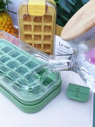 按压冰块模具新出的#冰块模具 不用像以前一格格倒水是真方便,天热喝饮料加点#冰块 是真的很不错#按压冰格#自制冰块