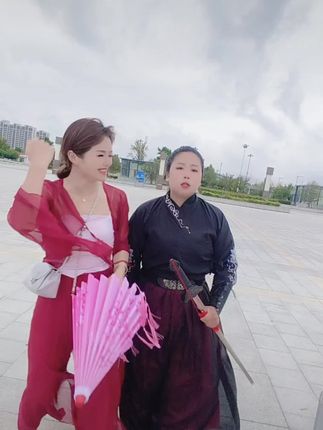 #喜欢的点个赞 #心态好一切都好🌹🌹🌹 #汉服之美在华夏 想吃活珠子约。