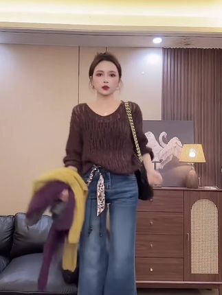 巨好看的早秋穿搭V领镂空针织衫女2025新款韩系慵懒宽松针织上衣#高级感穿搭 #洋气小衫 #显瘦搭配 #减龄气质 #内搭外穿都好看