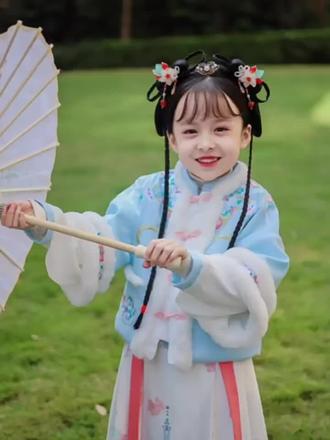 教你给萌娃编百搭汉服发型 看可爱萌娃如何变身古风小仙女,超详细发型打造视频别错过#古风发型 !#汉服假发 #儿童汉服发型 #汉服头饰 #汉服造型