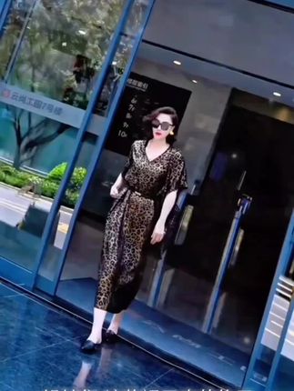 送腰带!轻奢豹纹印花V领连衣裙女2025夏季新款高级感洋气显瘦长裙#好用 #热门推荐 #爆款推荐