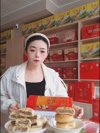 传统味道,一口枣泥果仁酥皮的幸福滋味! 传统工艺制作的老式糕点,好吃又实惠!快来看看吧~#美食#老式月饼#月饼礼盒#五仁月饼#五仁月饼才是最好吃的月饼