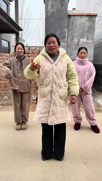 #撒西不理 #撒西不理哒呐 谁相中俺嫂子的红秋裤了报名?