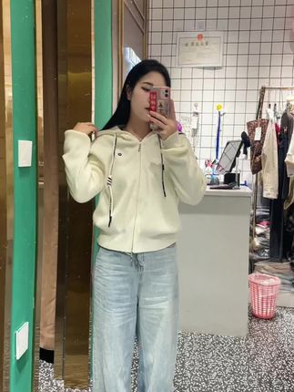 姐妹们,替大家淘到了一款不挑人的针织外套,这件平价的针织外套正好适合现在穿,可以单穿,也可以当外套穿。很细的针织帽子上带有设计感的双抽绳拉链,是双拉链的设计,根条纹理还带弹力。普通素人小个子一胖一瘦,十穿都属于简单不挑人的款。脖款垂坠但不臃肿,对于小个子来说,日常修长都正好,调整也有空间,对肚子上腰上有肉的姐妹很友好。拉链你特别顺滑,双拉链拉开也比较遮胯上的肉。小个子穿款式正正好,不肥也不大,基础的款式完全不挑人,质量版型都不错#今日穿搭 #微胖穿搭分享 #针织连帽开衫 #毛衣#小个子穿搭