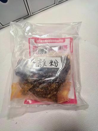 呃呃呃,感谢戏哥和小艾姐送的牛肉干儿啊 #寂寞独角戏#离谱小艾#粉丝礼物开箱