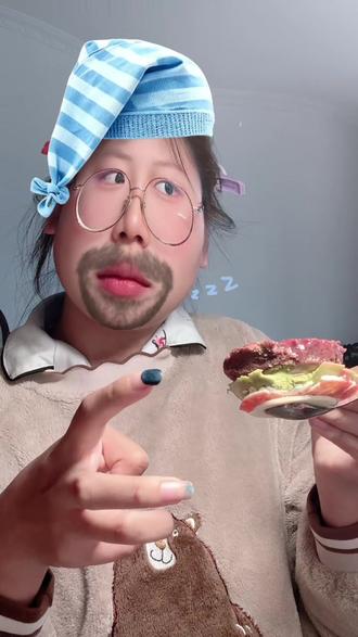 好搞笑的封面啊哈哈哈哈哈#搞笑 #日常分享 #平安果 #闺蜜 今天中午不知道吃啥了 就把这个蛋糕给吃了哈哈哈哈哈