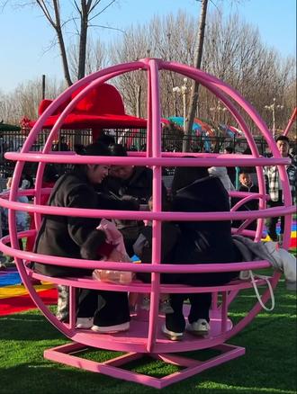 这里装满孩子的笑声,也装着我们的用心。
每一份欢乐时光我们用心守护,
每一条建议我们认真倾听、及时回应,
让快乐无忧,让服务有温度。#亲子游玩好去处 #亲子时光