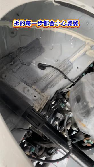 比亚迪海豹喷底盘装甲。
底盘装甲有必要,底盘是支撑和安装汽车发动机及其各种部件和组件的重要部件,以形成汽车的整体形状,承受发动机动力并确保正常驾驶,底盘装甲是在汽车底盘的下面喷涂一层2至4毫米厚的弹性密封材料,犹如给车的底盘穿上一层厚的铠甲。底盘装甲的作用是:1、可以有效防护路面砂石对底盘的击打,防止轻微的拖底磨擦;2、预防酸、碱、盐对底盘铁板的腐蚀;3、防止底盘螺丝的松脱;4、降低行驶时噪音的传导,增加驾驶宁静感;5、阻止底盘铁板热传导,使驾驶室内冬暖夏凉。 #新车喷底盘装甲