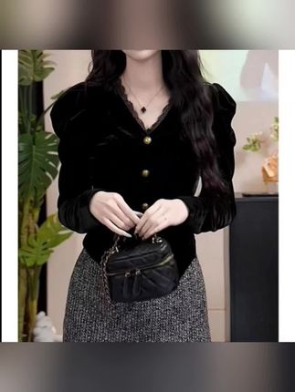 法式小香风蕾丝花边拼接金扣丝绒T恤显瘦气质长袖打底衫女内搭,贵气感十足的蕾丝花边拼接打底衫闭眼入!自带光泽感的丝绒质地特别上档次 掐腰设计上身显瘦显腰细 这款真的是怎么穿都好看!#丝绒上衣 #遮肉显瘦 #气质穿搭 #谁穿谁好看 #小香风穿搭