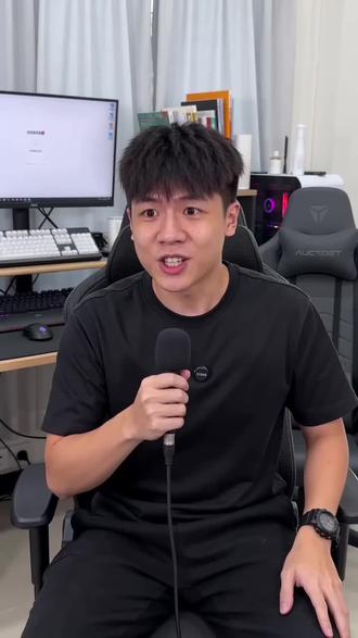 帮我生成一个视频:一个年轻男人在房间坐在椅子上拿着一个话筒说首先你得干嘛?你得 内个内个哈哒 ,对不对?然后你再内个内个哈哒。让后出来一个身穿戒衣黄色袖宽二尺四寸脖子上挂着一块玉佛身后背着一把用桃木做成的剑的人一脚给那个男人踹飞了然后那个人说你哈你雷霆呢阴不阴啊害我生成ai视频要生成那么久都是你们害的! 然后撒了一把糯米给那个被踹飞的男人。视频带字幕