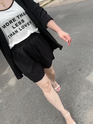 快来看看这套超级显瘦的大码女装吧!它是专为胖mm设计的,整套衣服穿起来非常舒服,而且面料很轻薄,夏天穿也不会觉得热,整体是休闲风的,还特别显瘦哦!#大码女装 #衬衫三件套