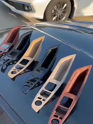 今天教你一招低成本逆袭!这个专为宝马X5L定制的车窗按键框升降面板贴+门把手保护罩,简直是救星!3D精准开模,完美贴合每一处缝隙,纳米级防刮材质,钥匙随便划都不留痕!装上瞬间高级感拉满,钢琴烤漆质感直接让内饰档次翻倍!#X5L车窗按键框升降面板#门把手保护罩#宝马用品