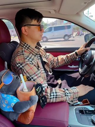 这个社会狗狗抱着垃圾桶,后面抽纸巾,非常实用,不丢垃圾,可以用来收纳东西和放水瓶,垃圾桶是防水的,脏了可以拿出来冲洗#这也太可爱了吧 #车载纸巾盒垃圾桶二合一 #纸巾盒 #车载好物