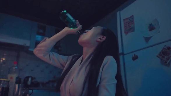 她是办公室里最不起眼的社恐,晚上却是拥有10万粉丝的性感主播。两张面具之下,藏着一个致命的女人。#影视经典补完计划 #抖音午夜放映厅 #了不起的精讲团 #影娱漫谈编辑部 #抖音精选