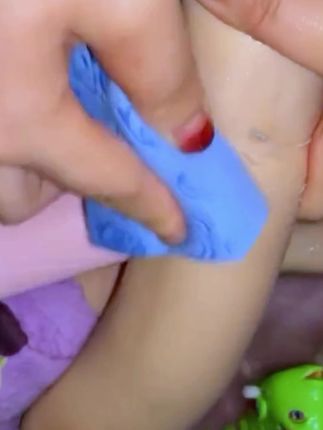 一定要给你家孩子用一下这个无痛搓澡海绵,要不然你都不知道他一天下来到底有多脏,只要把它拧干水,轻轻一搓就贼下泥。搓在身上一点都不疼而且特别下泥,搓完皮肤不红不疼,一点都不会伤害孩子娇嫩的皮肤