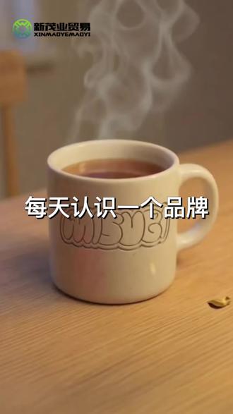 🌟品牌简介
EMIS, 2017年于首尔创立的它,品牌名取自“Every Moment Is Special”的首字母缩写,意为每一刻都值得珍视。它定位轻奢入门级潮流品牌,以棒球帽与帆布包为核心品类,定价集中在200至500元区间,恰好填补大众快时尚与设计师品牌之间的空白地带。设计上融合Y2K复古美学与高饱和色彩,专为亚洲脸型改良的帽型成为极具辨识度的视觉符号。品牌理念深植于“日常即特别”的情绪主张,借助明星私服的无意识曝光,将一顶帽子转化为韩系松弛感穿搭的身份符号,以此在年轻世代中建立起强烈的审美共鸣。
🌟品牌定位
商业定位上,EMIS精准卡位轻奢入门级潮流配饰赛道,主力单品定价200至500元,以极具可得性的价格门槛承接年轻世代对品质感与潮流感的双重需求,填补了快时尚与轻奢设计师品牌之间的空白区间。核心受众锁定18至30岁的Z世代都市女性,尤以K-pop文化爱好者与韩系穿搭追随者为典型画像。这群消费者追求松弛感与身份辨识的平衡,倾向通过明星私服同款建立审美归属感。品牌所塑造的“日常即特别”情绪价值,恰好为她们提供了一种低成本进入潮流话语体系的社交货币。
🌟品牌理念
EMIS品牌理念的核心,源于对“日常神圣性”的深刻洞察。它并不鼓吹追逐潮流,而是将情绪价值编织进产品逻辑——“Every Moment Is Special”绝非空洞口号,而是一种主张:时尚不该是特殊场合的盛装,而是每个平凡瞬间的自然流露。这种去仪式感的哲学,精准击中了当代年轻人对传统时尚权威叙事的疲倦。品牌通过可负担的配饰,将“珍视当下”的心理暗示转化为具象的身份符号,让佩戴者在消费行为中完成对松弛感、自由感的内在认领,最终构建起一套轻量且极具感染力的生活方式信条。
#EMIS#emis#潮流品牌#韩国潮牌#潮牌