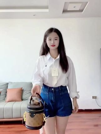 这个圆桶包真的是太爱了!它是这种拼色的设计,而且它的容量也很大,像我们平时出门要带的雨伞、水杯还有化妆品都能装得下,关键是它还特别好看,不管怎么搭衣服都很好看#宝妈分享#包包