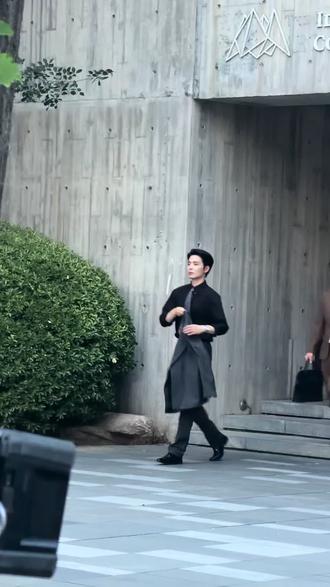 (原声发一遍)偶遇短剧男女主王晨鹏&贾翼瑄#皑如山上雪第二部 骑着小电车在小区,赴约吃烧烤🍖,偶遇《皑如山上雪2》片场!男主王晨鹏气质出彩,本人超帅皮肤超好有少年感,演技细腻有张力;女主贾翼瑄温柔又随和,漂亮大方,待人特别暖心,演技棒👍,特别感谢翼瑄的热心🎈得合影留念!#霸道总裁 #皑如山上雪