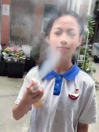 这个夏天,这瓶防晒喷雾必须锁死!上脸上身体感清透到像没涂,完全不黏腻不闷痘,后续叠加底妆也不会搓泥。防水防汗力超在线,流汗游泳都不怕“脱妆”,而且成膜后是自然通透的肤感,一点不假白,素颜涂也能透着好气色~ ,最贴心的是环形喷头设计,后背、脚踝这些死角都能轻松喷到,360°无死角防晒。有了它,夏天尽情户外撒欢也不怕晒黑晒伤,清爽又安心,妥妥的出门刚需! ,#防晒喷雾 #夏日防晒 #出门必备 #防晒推荐