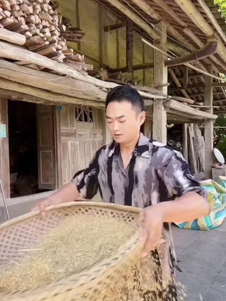 脸没洗,头没洗,趁太阳正好,筛谷子也正好,丰收的喜悦没什么可以阻挡