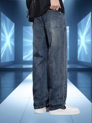 👖复古阔腿牛仔裤,演绎别样风情!罗蒙这款男裤,简直是百搭神器😎。   宽松直筒的版型,不挑身材,还能藏肉显瘦😍。春秋季穿着,舒适又自在。   大码设计,让更多男士能轻松驾驭。无论是搭配衬衫还是 T 恤,都能展现出独特的时尚品味🤩。   #罗蒙 #牛仔裤 #男士穿搭  #男装裤子 #显高显瘦显腿长 @DOU+上热门 @DOU+小助手 @抖加🔥上热门🔥dou+🔥热点宝