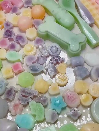 真没想到这玩意儿会这么好吃,就像在吃夹心 口香糖一样,酸酸甜甜的口感据好#蜡瓶糖