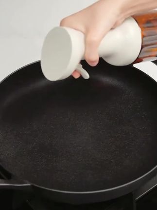 这款喷壶喷出的雾很细很均匀,控油效果非常好,对健康有益。它既不粘油也不漏油,而且耐用又好清洗。#喷油壶 #油壶 #生活小物 #厨房必备