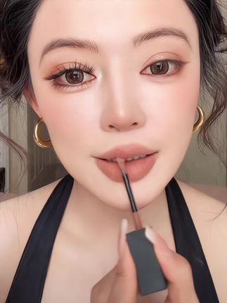 卡梅拉的13号色大容量超丝滑的口红,太爱了😍#口红 #美妆#口红试色 #唇泥试色 #卡梅拉唇泥