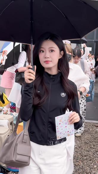 玥玥撑伞好优雅~ 2026.5.24出妆,@演员-侯呈玥 姐姐美我一大跳!🩵 #侯呈玥 #野火燎原 #短剧 #雨中撑伞氛围感 #地球没女孩子转不了