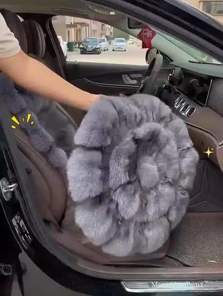 狐狸毛坐垫,轻奢美观,不掉毛,美观大方。#车品 #汽车内饰 #汽车坐垫冬季毛绒 #狐狸毛汽车坐垫三件套