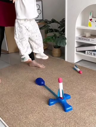 给娃买了这个#冲天小火箭 真的还有趣了,宝宝玩的特别高兴,还能锻炼专注力腿部力量和手眼协调。 #宝宝玩具 #儿童玩具 #宝宝运动 #飞天小火箭