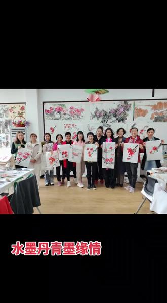 #原创视频 #水墨写意
每年这个时候我都会教大家画“梅花”,今年大家说画岭南题材吧,我就想起木棉花了。木棉花也称为英雄树,主要因其高大挺拔的树形、鲜红如火的花朵所展现的英勇气概,以及民间英雄传说的文化内涵。
木棉树特别高大伟岸,花朵盛开时花瓣赤红、花蕊金黄,缀满枝头如燃烧的火炬,景象雄壮瑰丽,即使掉到地上也是红彤彤的。
其实我画木棉花并不多,这些天我也是认真恶补学习,画了很多张不断的去感悟,绘画就是活到老学到老,每天和这些志同道合的姐妹朋友在一起特别开心。
我们用一支毛笔,描绘出千年的智慧与精神,感受国画的魅力。在国画世界里,每一幅作品都是一场旅程,带领我们领略古人的情怀