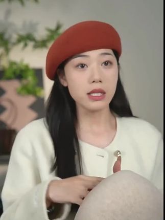 秋冬造型神器 羊毛贝雷帽美翻了 拿捏秋冬时尚感穿搭 立体好造型的羊毛贝雷帽 气质感拉满很高级的 轻松驾驭让搭配很简单 #贝雷帽 #贝雷帽谁戴谁美 #老钱风 #帽子控小姐姐 #帽子一戴谁都不爱