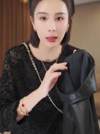 这条皮裤真的太好看了,姐妹们赶紧冲!它是今年的新款,穿上特别显瘦又洋气,而且还是高腰的设计,能拉长腿部线条,让你看起来更高挑。它的版型也很绝,属于那种很时髦的款式,不管怎么搭配都很好看,上身效果超赞,喜欢的小姐姐千万不要错过了!#遮肉显瘦穿搭 #穿出高级感 #小皮裤穿搭 #裤子推荐