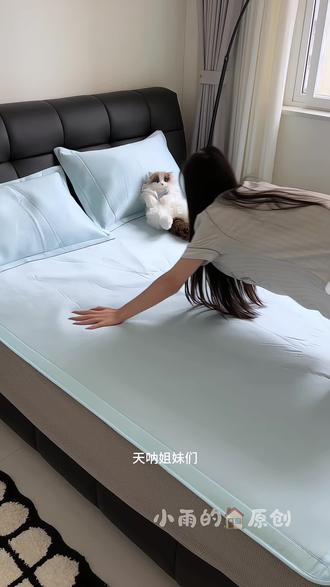 夏天怕热又睡不了凉席的 赶紧试试#半弦月爽爽席 又软乎又凉快!老舒服了!#半弦月凉席 #半弦月冰丝席 #凉席 #夏季必备