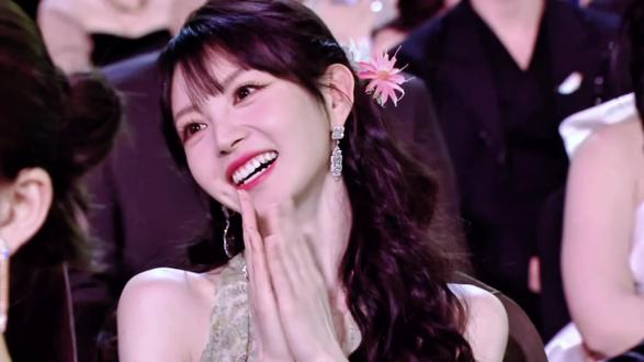 今晚的小田@小田 超级美 希望我们的小田越来越好 期待更多更好的的作品 我们一直爱你 #田曦薇 #初见薇@DOU+上热门 #美爆了 @抖音创作小助手