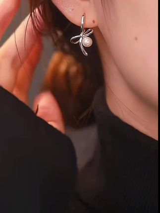 你见,或者不见我, 我就在那里, 不悲 你念,或者不念我, 情就在那里, 不来不去。 你爱,或者不爱我, 爱就在那里, 不增不减。 你跟,或者不跟我, 我的手就在你手里, 不舍不弃。 来我的怀里, 或者, 让我住进你的心里, 默然相爱, 寂静欢喜。#精美耳饰 #耳饰搭配 #时尚饰品 #饰品耳饰 #气质百搭