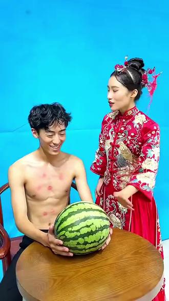 如果你的老师要结婚了,你想她穿什么颜色婚纱?请到到评论区。#婚纱花絮