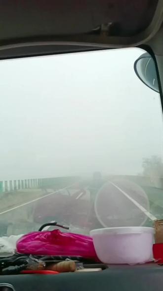 雾太大了,高速封路了,封了两个多小时