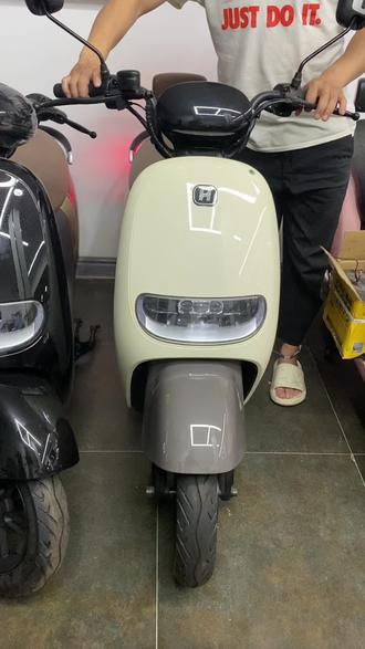 #智能电动车 #哈啰电动车 哈啰MD10,外观,灯光,仪表展示,这样一台颜值性能智能一体的电动车仅需2699