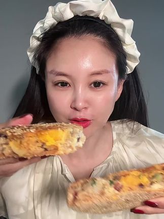 直接香啥吧#太好吃了 #美食分享 #月饼 #超大蛋黄月饼