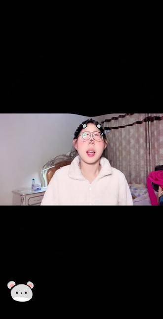 我终于拥有人生第一块闪电砖🧱了
我依然想念你们
#R1SE 你在我眼中真的很特别 我的心已经等你好多年
还记得🉐19年的我还只是一个初中生,看到了创造营这个选秀节目,第一眼就喜欢上了#何洛洛 这个选手,每次都是借着家长的手机给他投票,我很喜欢创造营这个大家庭,后来,R1SE成团了,由11个人组成,有了我们的应援大旗,闪电砖⚡等等,我们一起经历了疫情,也开过不少演唱会,可惜,我都没有机会去到现场,遗憾没有机会亲眼见到你们,没有看到你们在舞台上意气风发的样子,没有见到你们爱豆的样子,还有你们的签售会,我都没有机会参加,只好在屏幕外默默地支持着你们。
后来,你们解散了,我偶尔想起你们时,会默默地流泪,遗憾布满全身,可逝去的时光也永远没有机会了,我多想回到从前,拿着闪电砖参加你们的演唱会,见到你们😭
#创造营2019 #r1se演唱会 #闪电砖