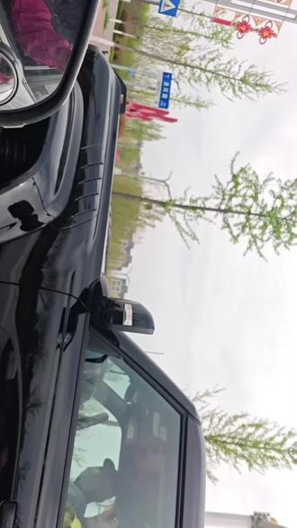 在去关庙村看梨花的路上,在滨河北路偶遇于东来和他的车队,大哥说要开心快乐!后面是他的车队。#于东来