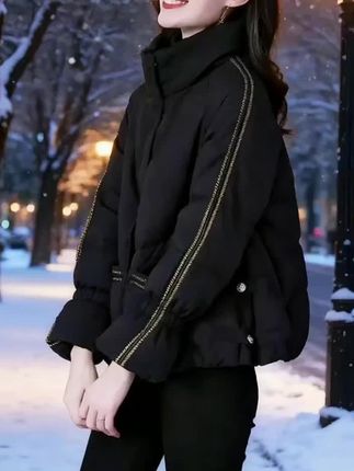 专为大码女生设计的这款高档高领羽绒服,轻松拿捏冬日保暖与春日休闲风!高领剪裁紧密贴合颈部,寒风无缝可钻,搭配宽松面包服版型,200斤身材也能自在无束缚,还能巧妙藏住腰腹赘肉,显瘦效果超惊喜。 精选高支防风面料,质感高级不易起球,填充足量优质绒朵,保暖不臃肿。柔和奶白、浅灰等春日感色调,打破冬日沉闷,搭配牛仔裤、休闲裤都超适配。无论是冬日通勤抗寒,还是早春叠穿过渡,都能兼顾舒适与设计感,让大码女生轻松穿出随性时髦范儿。#高端大气#羽绒服穿搭 #保暖穿搭 #女装穿搭 #减龄显瘦穿搭