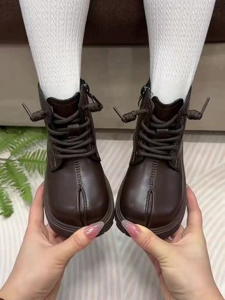 赶在降温前,提前给娃抢了一双潮酷又百搭的儿童马丁靴,好穿又洋气!大牌感拉满#高品质马丁靴#软底软面穿上超舒服 #暴走不累脚#儿童马丁靴