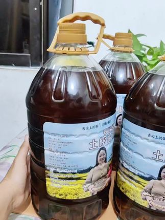 “民以食为天,食以油为先。” 🍳 这桶土榨菜籽油,滴滴醇香,健康好滋味!#土榨菜籽油 #健康厨房必备